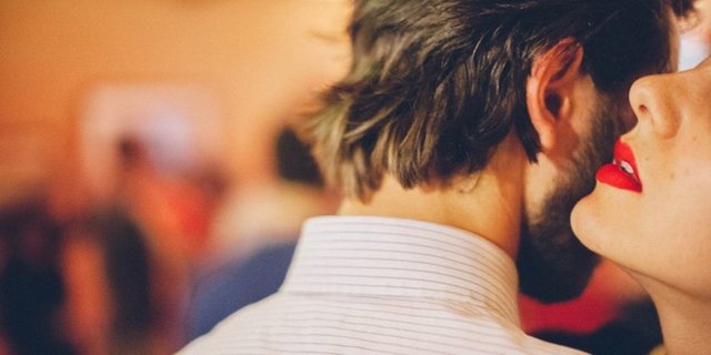5-Sözünü tutmamak - Bir ilişkiye başlarken eşler birbirlerine güvenmek konusunda sözlü ya da yazıl olmayan bir taahhütte bulunurlar.
