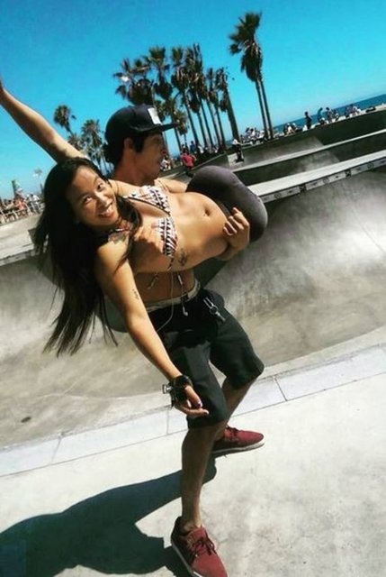 Minik bebek henük 1 haftalıktı. Sonra bir aile onu bulup evlat edindi.  Henüz 5 yaşındayken yeni ailesiyle birlikte ABD'ye taşındı.