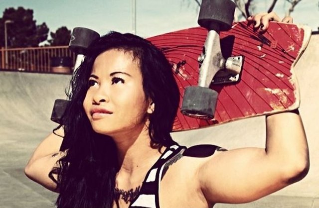 Birçok iç çamaşırı ve spor giyim markasının tanıtım yüzü olan genç kız doğaya da kendi kendine engeller yaratan insanlara da meydan okuyor ve diyor ki "Benim seksi olmak için bacaklara ihtiyacım yok...