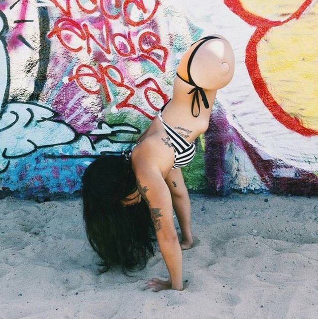 ...Instagram hesabındaki biyografisinde de kendini "Tuhaf ve farklıyım. Bacaklarım yok, sınırlarım da yok" diye ifade ediyor.