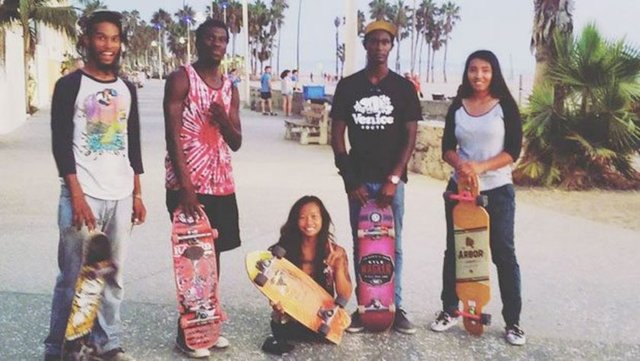 Kanya Sesser dünyaya gözlerini Tayland'da açtı. Doğuştan iki bacağı yoktu.. Ebeveyni onu bir Budist tapınağının dış duvarı önüne bıraktı.