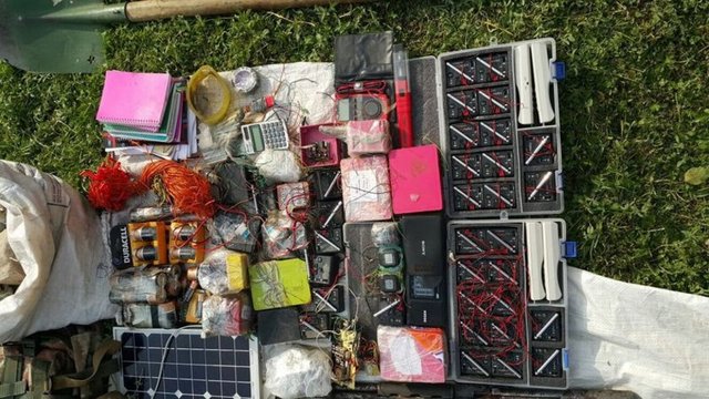 PKK'nın cephaneliğinin ele geçirildiği operasyonda 12 adet kalaşnikof ve çok sayıda mermi, 9 adet roketatar, 65 kilo plastik patlayıcı...