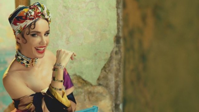 HT MAGAZİN -  - 'Bangır Bangır' albümüyle müzik listelerinde üst sıralarda yer alan Gülşen önceki gün Zorlu AVM'deydi.