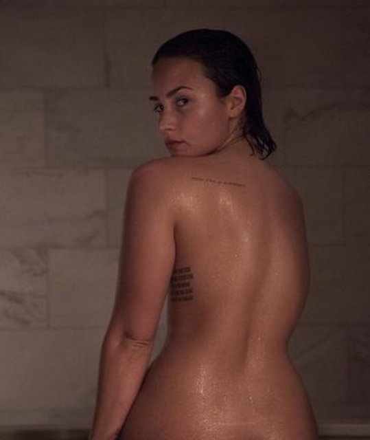 Süper seksi ama makyajsız, iç gıcıklayıcı ışıklar omadan, hiç rötuşlanmadan vet amamen elbisesiz. Hadi bunu burada ve şimdi yapalım" dedi ve bu çekim de böylece gerçekleşti.