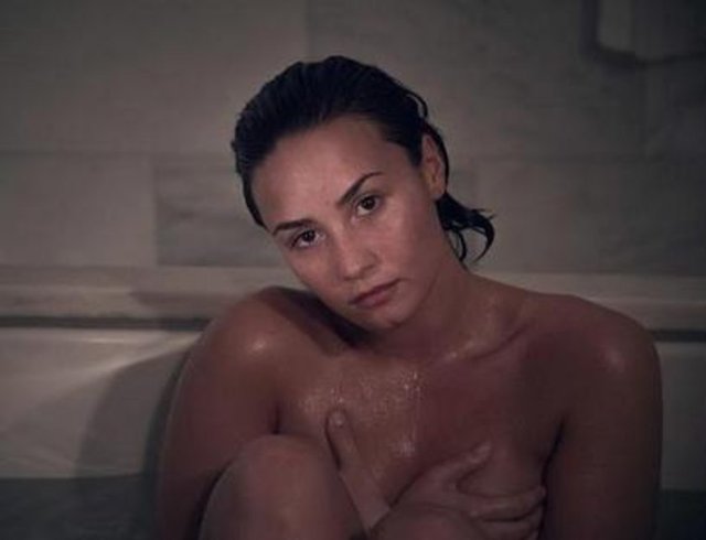 23 yaşındaki şarkıcının pozları, Patrick Ecclesine tarafından Manhattan'daki bir otel odasında bir gece yarısı çekildi.