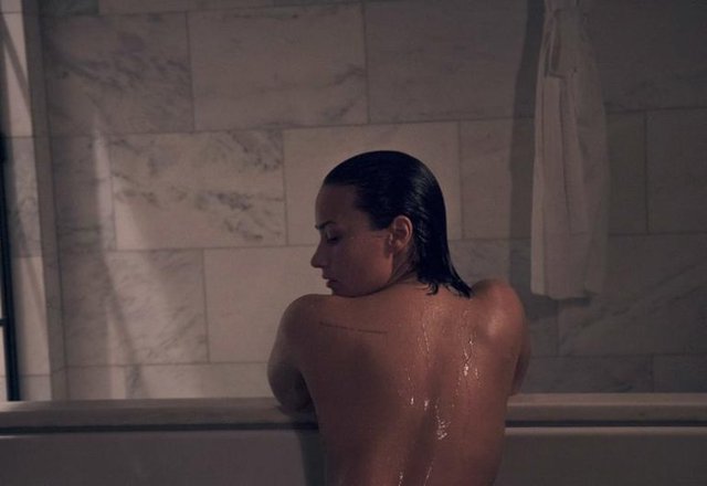 "Demi ile yeni albümünün hazırlık çalışmalarıyla ilgili konuşmak için buluştuk. Birkaç gün önce büyük babasını kaybetmişti. Buddy Moone, Lovato'nun hayatındaki en önemli kişilerden biriydi.