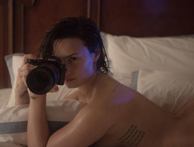 Demi Lovato, gece yarısına doğru makyajsız yüzü ve rahat giysileriyle otele geld. Daha önce onunla birlikte çalıştığımız için birbirimizi tanıyorduk. Konuşmaya başladık."