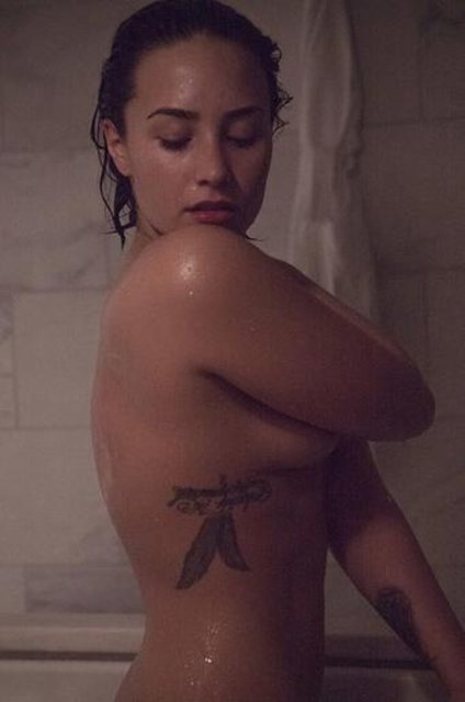 İşte bu ani fikir de tam o konuşma sırasında Demi Lovato'dan gelmiş. Confident, adında bir albüm çıkarmak üzere olan Demi Lovato, fotoğrafçı Ecclesine'e " Planlanmamış ani bir çekim yapak ne olur ki