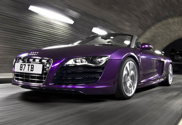 CBS'in 60 Dakika programında arabalarının aniden hızlandığını iddia eden Audi 5000 sürücüleri konuşuyordu.