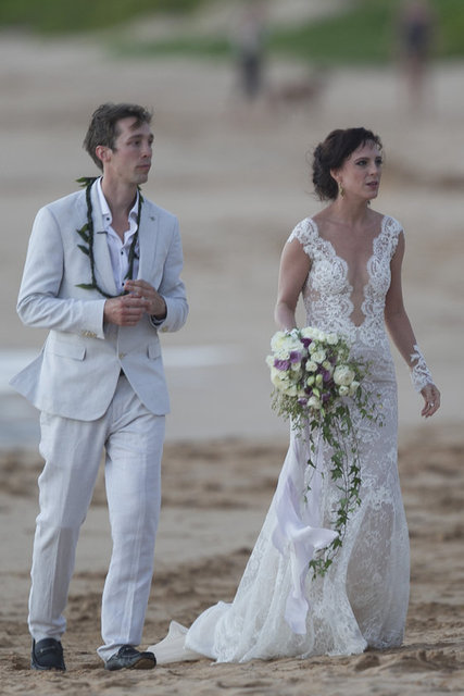 Bir tatil köyüne ait plajın kumsalında yapılan düğüne çiftin arkadaşları ve akrabaları katıldı.