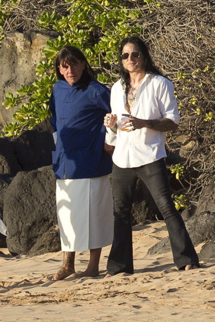 - Alice Cooper (sağda) kızının dügününde böyle görüntülendi.