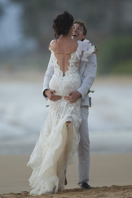 Ünlü müzisyenin oyuncu olan  31 yaşındaki kızı Calico Cooper,  Maui'de düzenlenen bir kumsal düğününde bir süredir nişanlı olduğu Jed Williams ile evlendi.