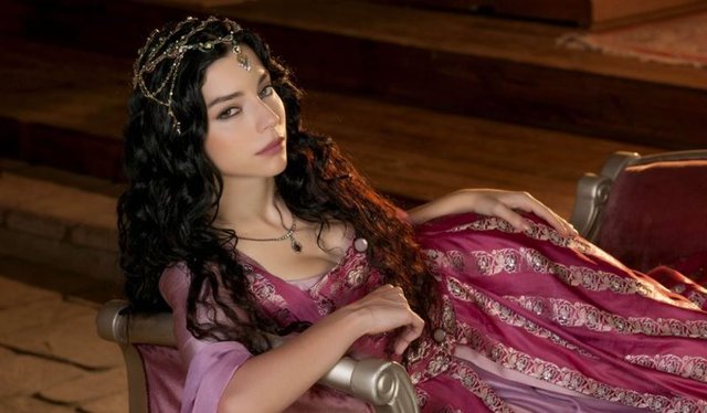 Muhteşem Yüzyıl, Kuzey Güney gibi dizilerde rol alan Boluğur, Küçük Sırlar'daki performansıyla da adını duyurmuştu.