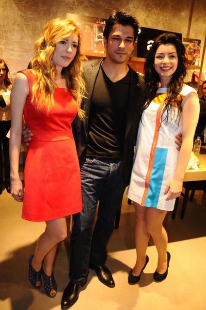 Geçtiğimiz ay Murat Dalkılıç'la evlenen güzel yıdızın Burak Özçivit'le sevişme sahnesi çok konuşulmuştu.