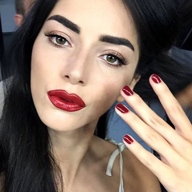 Bir markanın yüzü olan ve kırmızı rujsuz dışarı çıkmayan Boluğur'un Instagram'da paylaştığı makyajsız karesi ise, takipçileri tarafından beğeni topladı.