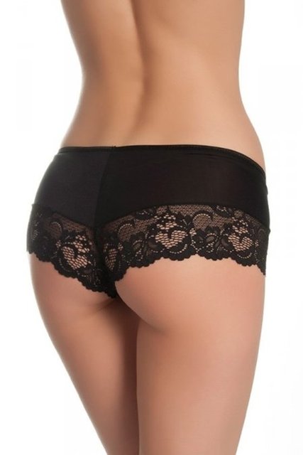 5- Gece iç çamaşırı:  Pek çok uzman gece uyurken çıplak uyumak gerektiğini savunuyor. Uzmanlar, özellikle de menopoza giren kadınların daha rahat bir uyku ve terlememesi için iç çamaşırsız uyumalarını öneriyor.