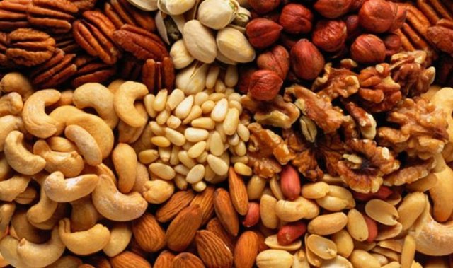 Kolesterolü düşürür, düzenli olarak her gün bir avuç tüketilmesi kalp krizigeçirme riskini azaltmaktadır.