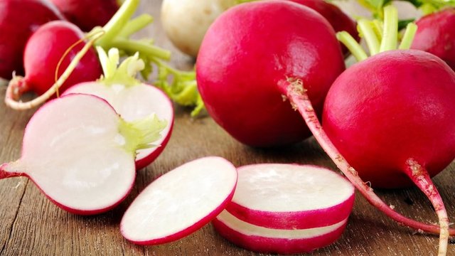 Turp: Kökü iyi bir C vitamini kaynağı iken, yapraklarında fazla miktarda A, K vitamini ve folat bulunur. Metal ile temas ettirmeden seramik bıçak ya da cam rende ile zeytinyağlı salatalarda kullanılabilir.