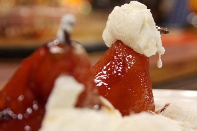 Kabukları soyulmadan armutların sap kısımları kesilir. İçleri dibi delinmeyecek şekilde oyulur. Tencereye oturtulan armutların içlerine toz tatlandırıcı doldurulur geri kalan ise üzerine serpilir.