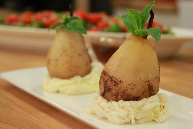 Piştikten sonra servis tabağına alınarak üzerlerine ceviz ilave edilir. Her birinin üzerine kaymak ya da 1 tepeleme tatlı kaşığı vanilyalı dondurma koyulup, saplı kısımları şapka gibi oturtulur. Soğuk servis edilir.