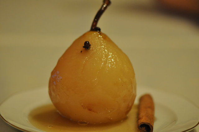 Armutların üzeri kapanacak şekilde su koyulup, karanfiller ilave edilir. Armutlar yumuşayana kadar saplı kısımları ile birlikte kaynatılır.