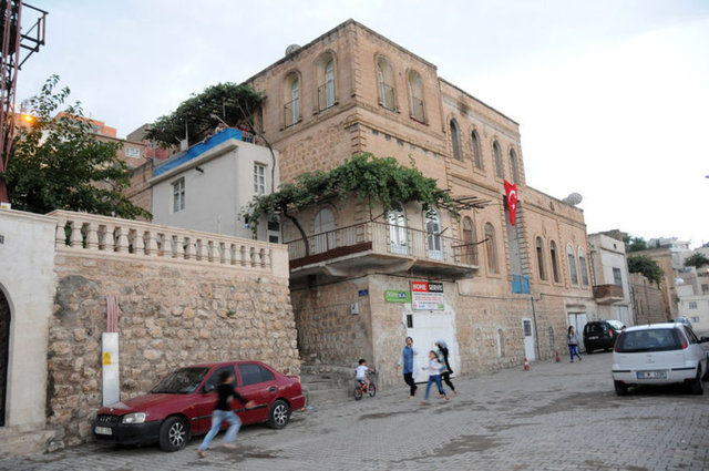 Sancar, Lindahl ve Modrich; hücrelerin hasar gören DNA'ları nasıl onardığını ve genetik bilgisini koruduğunu haritalandıran araştırmaları sayesinde kazandı.