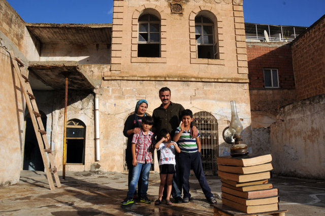 Sancar, 1963 yılında girdiği İstanbul Tıp Fakültesini 1971 yılında bitirdi ve eğitim için ABD'ye gitti.