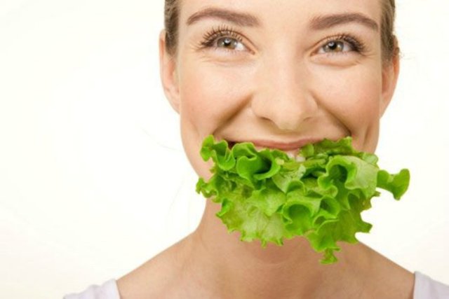 13­-İyi çiğnerler.  American Journal of Clinical Nutrition'da yayımlanan bir çalışmaya göre, yemekleri çok ve yavaş çiğnemek daha az kalori alımını sağlıyor.