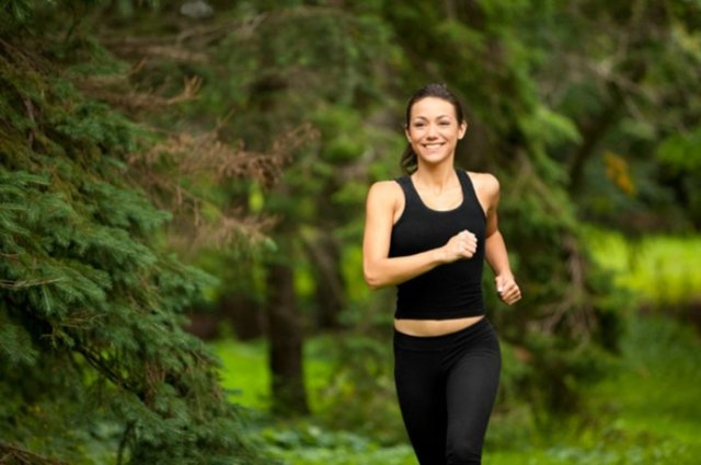 14­-Yemekten sonra yürüyüş yaparlar.  Yemeklerden sonra kısa yürüyüşler yapmak hem kalori yakmana hem de sindirim sistemini çalıştırmana yarar. Ayrıca kan şekerini düşürür ve vücudunun yağ depolama ihtimalini azaltır.