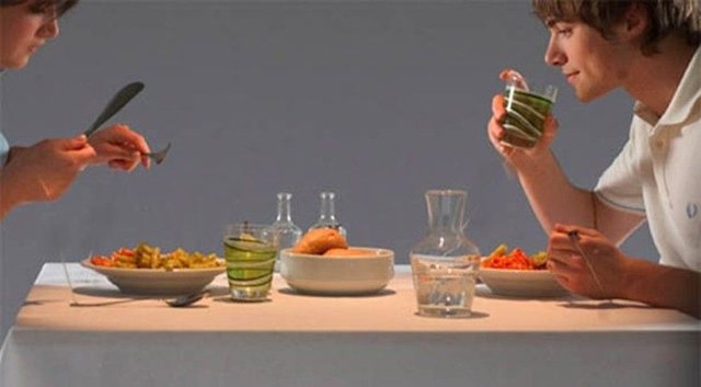 Genelde zayıf insanlara bakar ya kıskanırız ya da hırslanıp, bir dönem beslenmemize dikkat eder ve spora başlarız. Peki, zayıflamanın ve zayıflığı muhafaza etmenin nasıl yapıldığını biliyor musunuz? İşte kıskandığımız zayıf insanların o alışkanlıkları... 1-­ Akşam yemeğini erken yerler.  Uzmanların akşam yemeklerinin erken mi yoksa geç saatlerde mi yenmesi gerektiği konusundaki tartışmaları sürüyor.