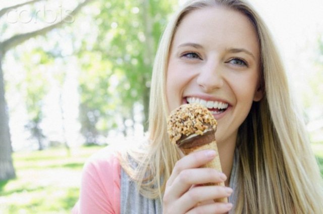 3-Kendilerini ödüllendirirler.  Sağlıklı bir beslenme rutinine sahipsen, mutlaka bir ödül sistemine de sahip olmalısın. Kalori sınırlandırması getirilen bir diyette, sağlıklı kaçamaklar için her daim şans vardır.