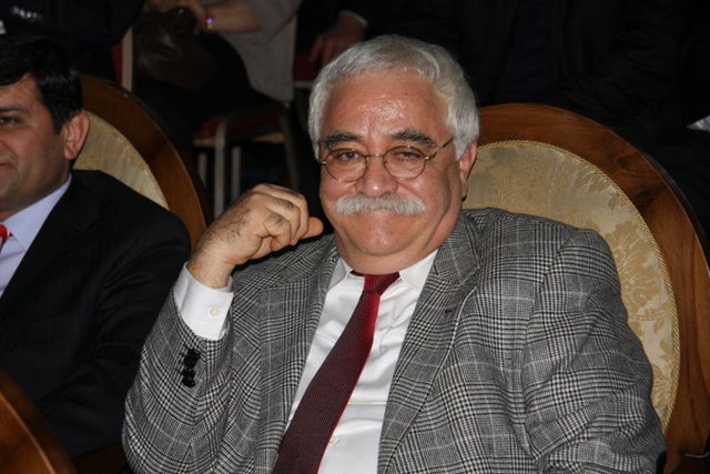 Hodri Meydan Topluluğu adlı Tiyatro Grubu'nu kurdu. Eski eşi Oya Başar ile birlikte Güzel ve Çirkin ve Sefiller adlı oyunları sergiledi.  Üç Baba Hasan, Kadıncıklar adlı oyunları sergiledi.