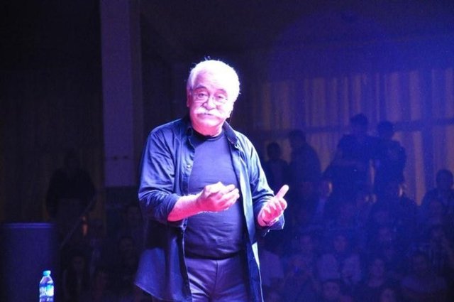 Levent Kırca Mart 2009 Belediye Seçimleri için Demokratik Sol Parti'den Üsküdar Belediye Başkanlığı için aday olmuştur; fakat 4'üncü sırayı alarak kazanamamıştır.