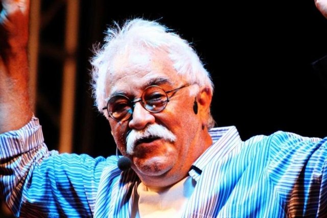 İlk kez 1964'te Ankara Devlet Tiyatrosu'nda sahneye çıktı.