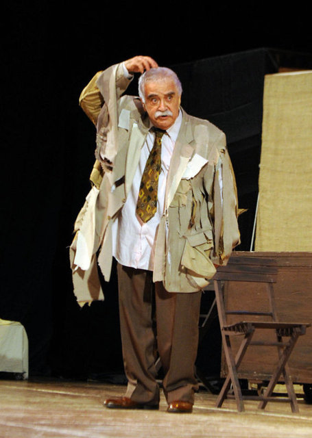 Levent Kırca sanatçı kişiliğinin yanında siyasi kişiliğiyle de tanınmaktadır.