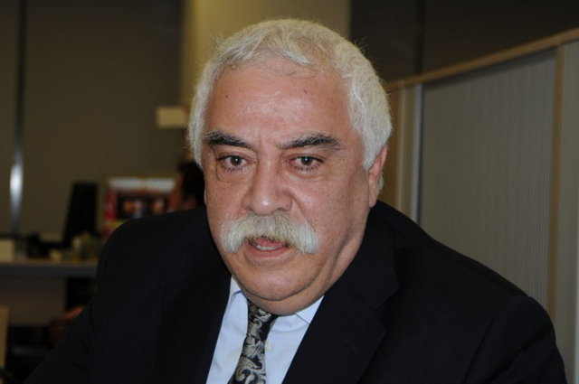 1988'de başlayıp 22 yıl süren Olacak O Kadar adlı televizyon programını hazırladı. İlk sinema yönetmenlik denemesini Son adlı filmle yaptı.