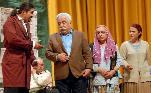 Ankara Birlik Tiyatrosu ve Halk Oyuncuları'nda çalıştı.