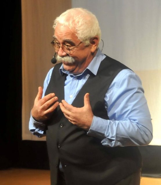 Daha sonra Şeytan Bunun Neresinde adlı filmi yönetti.