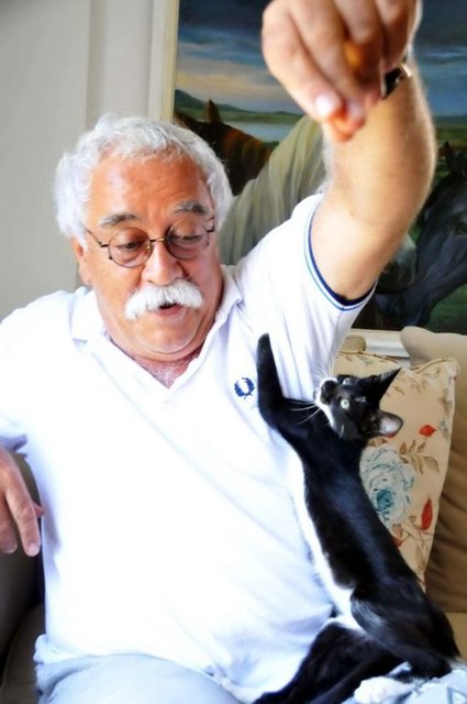 1978'de Altınşehir adlı filmle sinemaya geçti. Ne Olacak Şimdi? ve Mavi Muammer adlı filmlerde oynadı.