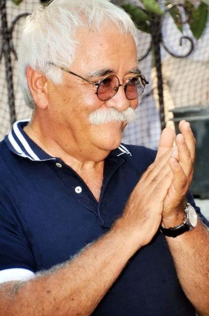 1998 yılında Kültür Bakanlığı'nca verilen Devlet Sanatçısı unvanını aldı.