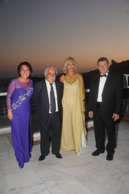 OYA BAŞAR  - Sanatçı Levent Kırca'nın ölümü eski eşi Oya Başar'ı yasa boğdu. Başar, acı haberin ardından bağlandığı televizyon yayınında, gözyaşlarını tutamayarak 'Biz onu çok sevdik' dedi.