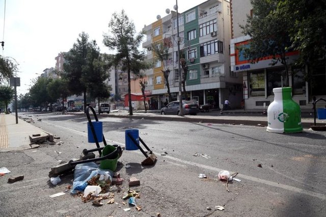 Yasak sonrası Diyarbakır Sur'dan kareler...  Diyarbakır'ın merkez Sur İlçesi'nin 3 mahallesindeki sokağa çıkma yasağı bugün saat 15.30'den itibaren kaldırıldı.
