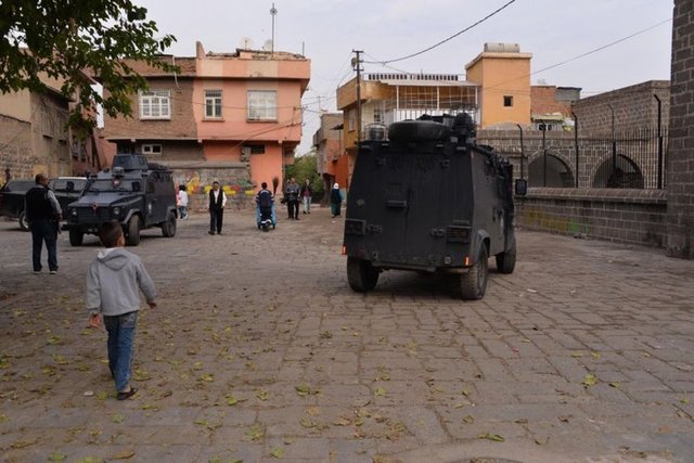 Kurşunlu camiinin etrafındaki hendek ve barikatlardan geriye kalan molozlar güvenlik güçlerinin aldığı önlemlerden sonra, Sur Kaymakamlığı'nın talebi üzerine Tarım Araştırma ekipleri ve araçlarıyla kaldırıldı. -  -  (DHA)