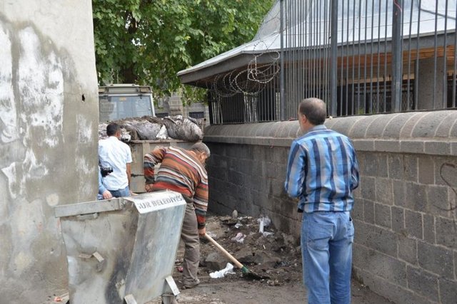 PKK'nın gençlik yapılanması YDG-H üyelerinin kazdığı hendekler ile oluşturduğu barikatların kaldırılması amacıyla güvenlik güçleri tarafından sık sık operasyon düzenlenen, çatışmalar çıkan Diyarbakır'ın merkez Sur ilçesinde sessizlik hakim.