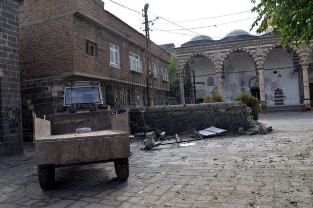 Diyarbakır'ın Sur İlçesinde polis tarafından teröristlerin açtığı hendeklerin kapatılıp ve barikatların kaldırıldığı bazı mahallelerde temizlik çalışmaları başlatıldı.  -