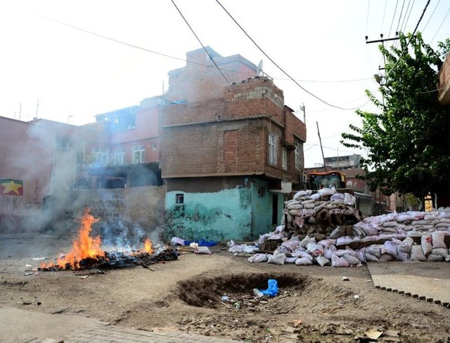 ailelerin terk etmek zorunda kaldığı evlere de terör örgütü mensuplarınca zarar verildiği ortaya çıktı. -