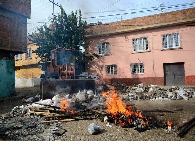 Yüksekliği yer yer iki metreye ulaşan barikatlardan, kazılan hendeklerden, teröristlerin baskılarından ve eylemlerinden rahatsızlık duyan çok sayıda ailenin, eşyalarını dahi alamadan yakınlarının yanına gitmek için ayrıldığı ilçede...