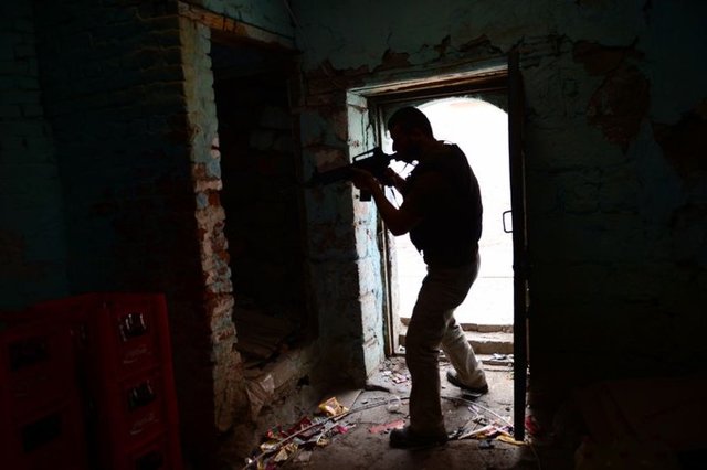 Güvenlik güçleri de teröristlerin yaptığı tahribat nedeniyle sokaklardan geçmekte güçlük çeken çocuk, kadın ve yaşlılara yardımcı olarak, her zaman bölge halkının yanında yer aldığını gösteriyor. -
