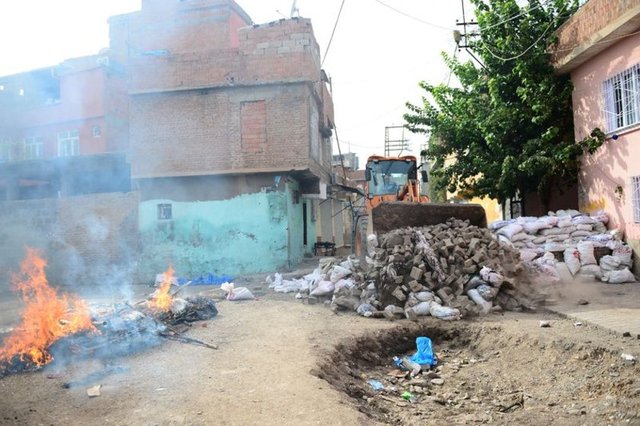 Hava destekli 4 günden bu yana devam eden operasyona aralarında özel harekat timlerinin de bulunduğu 2 bin 816 personel katılıyor. -