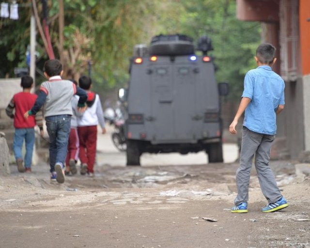 Düzenlenen operasyonlar nedeniyle Diyarbakır Valiliği tarafından bazı mahallelerinde zaman zaman sokağa çıkma yasağı ilan edilen Sur ilçesinde hendeklerin kapatılması, barikatların kaldırılması ve çatışmaların durması, vatandaşlara rahat bir nefes aldırdı